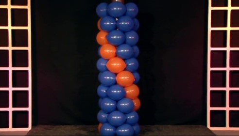 covering a piller with balloons