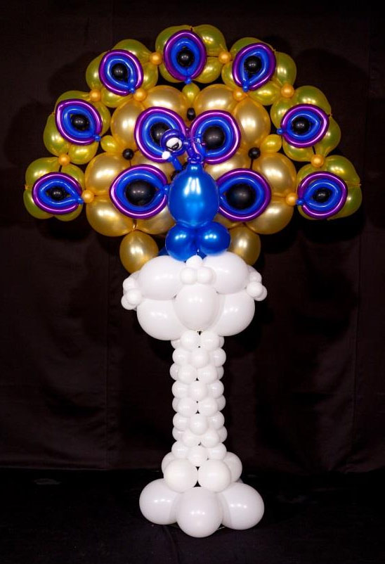 Balloon peacock column by Guido Verhoef
