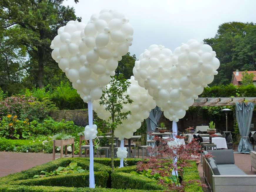 giant linking balloons heart made of balloons